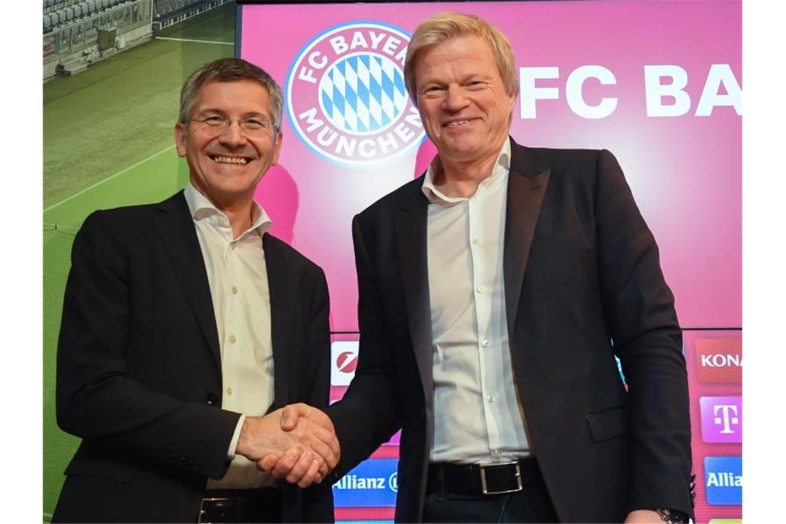 Willkommen zurück: FCB-Präsident Herbert Hainer begrüßt Kahn bei dessen Vorstellung. Foto: Sven Hoppe/dpa