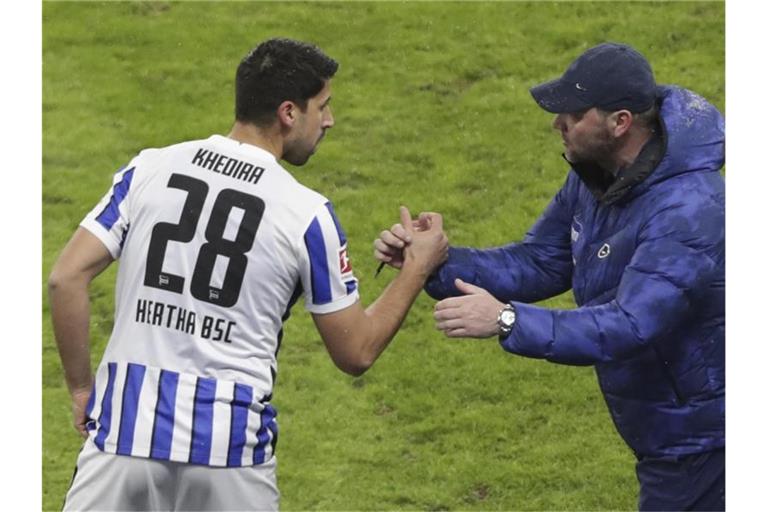 Willkommen zurück in der Bundesliga: Hertha-Coach Pal Dardai schickt Sami Khedira gegen Bayern auf's Feld. Foto: Michael Sohn/AP-Pool/dpa