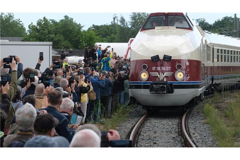 Willkommensfest für einen Zug-Oldtimer: Zahlreiche Schaulustige haben in Radebeul den historischen Schnellzug in Empfang genommen.