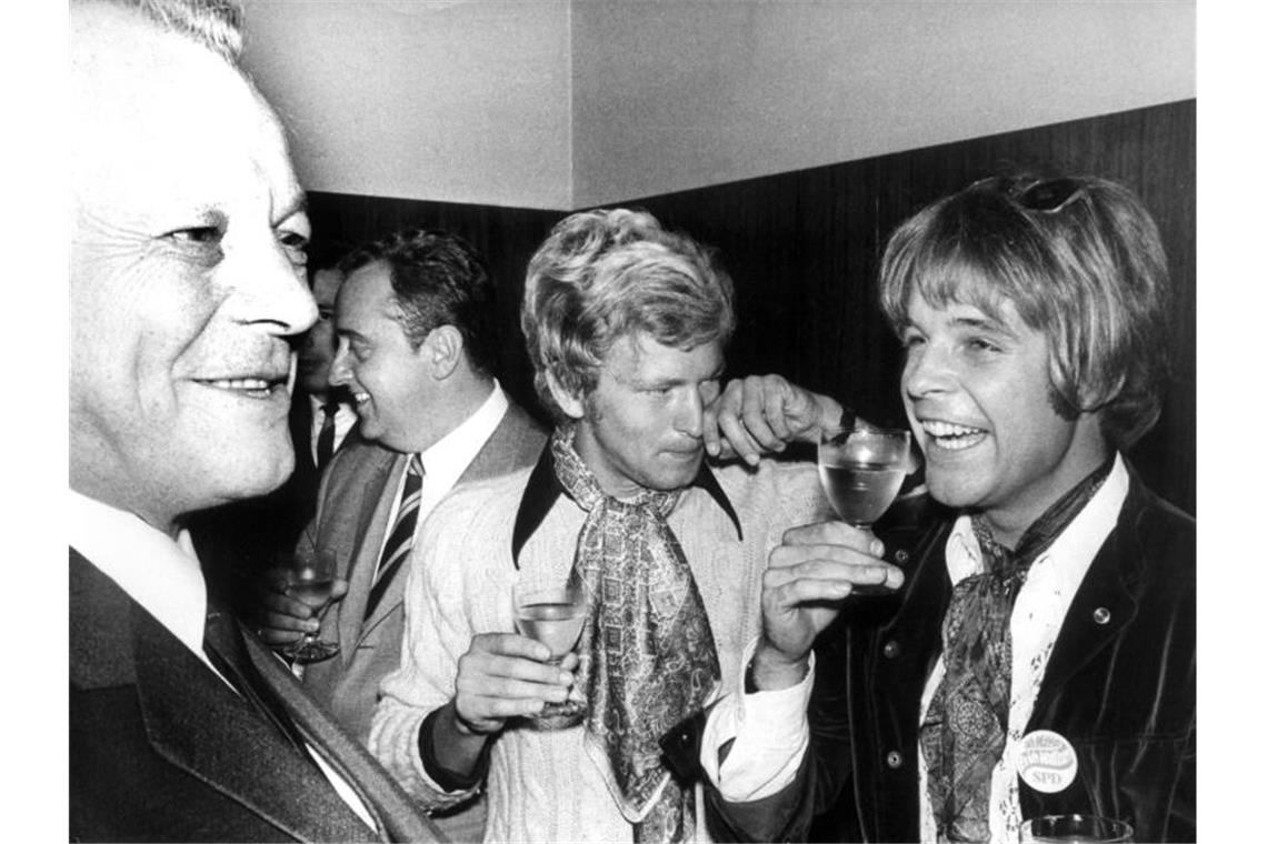 Willy Brandt begrüßt in Marl auf seiner Wahlkampfreise (1969) den Schauspieler Thomas Fritsch. Foto: Bertram/dpa