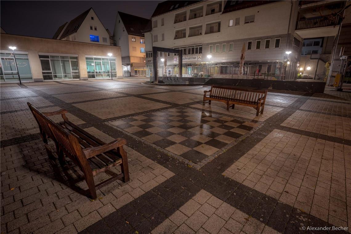 Willy Brandt Platz // Ausgangssperren. leere Straßen in der Backnanger Innenstad...