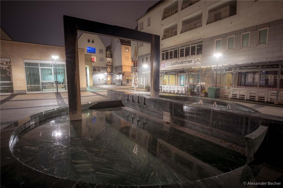 Willy Brandt Platz // Ausgangssperren. leere Straßen in der Backnanger Innenstad...