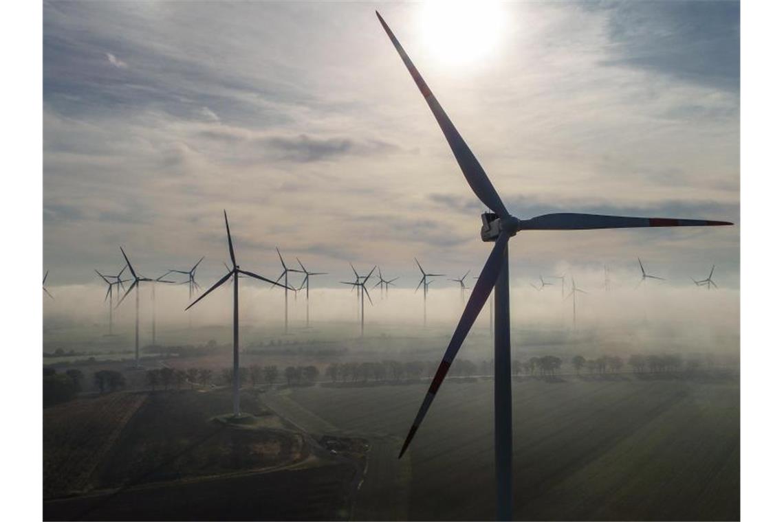 Windbranche: Bundesregierung macht fatale Fehler Windenergieanlagen im Morgennebel. Der Ausbau der Windenergie ist ins Stocken geraten. Foto: Patrick Pleul/zb/dpa