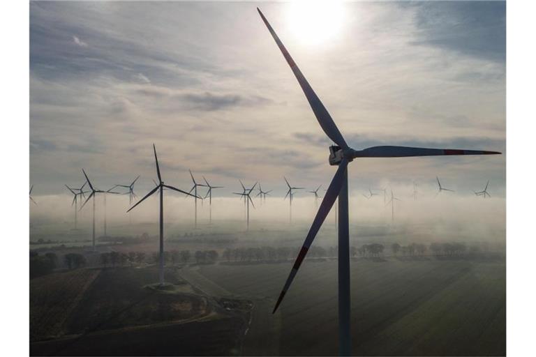 Windenergieanlagen im Morgennebel. Der Ausbau der Windenergie ist ins Stocken geraten. Foto: Patrick Pleul/zb/dpa