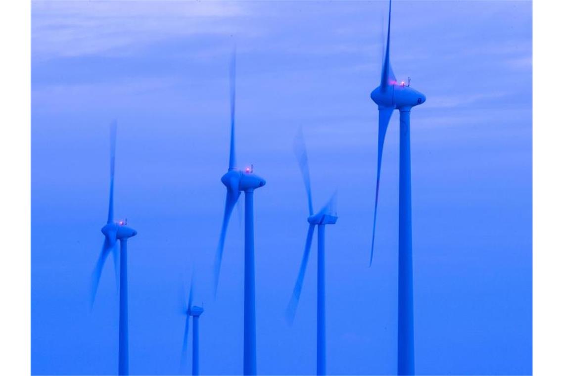 Windkraftanlagen drehen sich in Mecklenburg-Vorpommern. Foto: Jens Büttner/dpa-Zentralbild/dpa