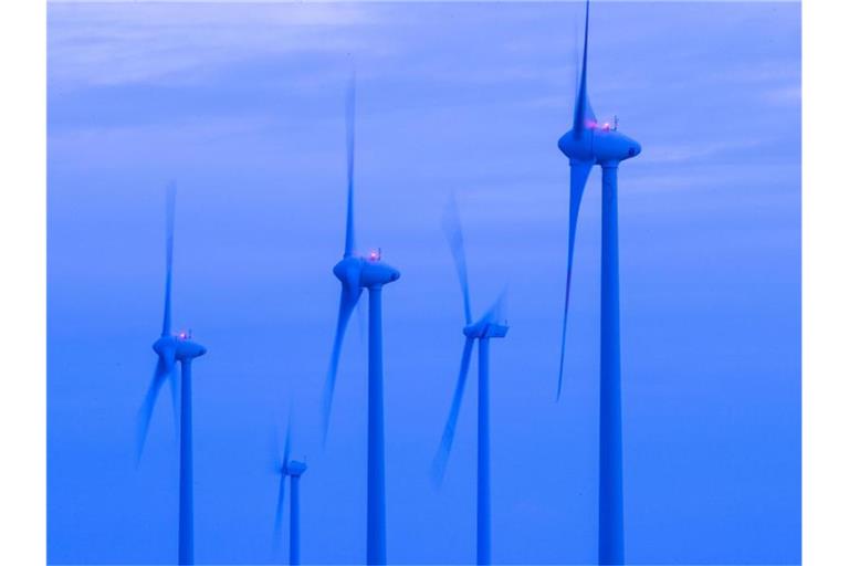 Windkraftanlagen drehen sich in Mecklenburg-Vorpommern. Foto: Jens Büttner/dpa-Zentralbild/dpa