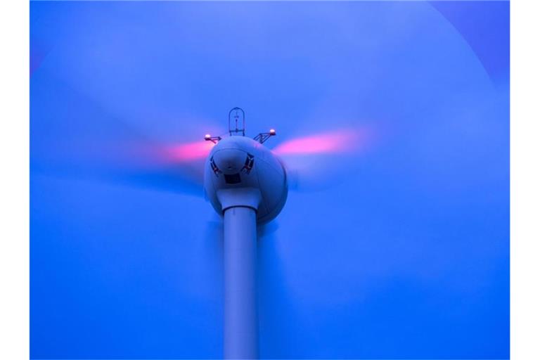 Windkraftanlagen drehen sich vor Sonnenaufgang in einem Windpark. Foto: Jens Büttner/dpa-Zentralbild/dpa