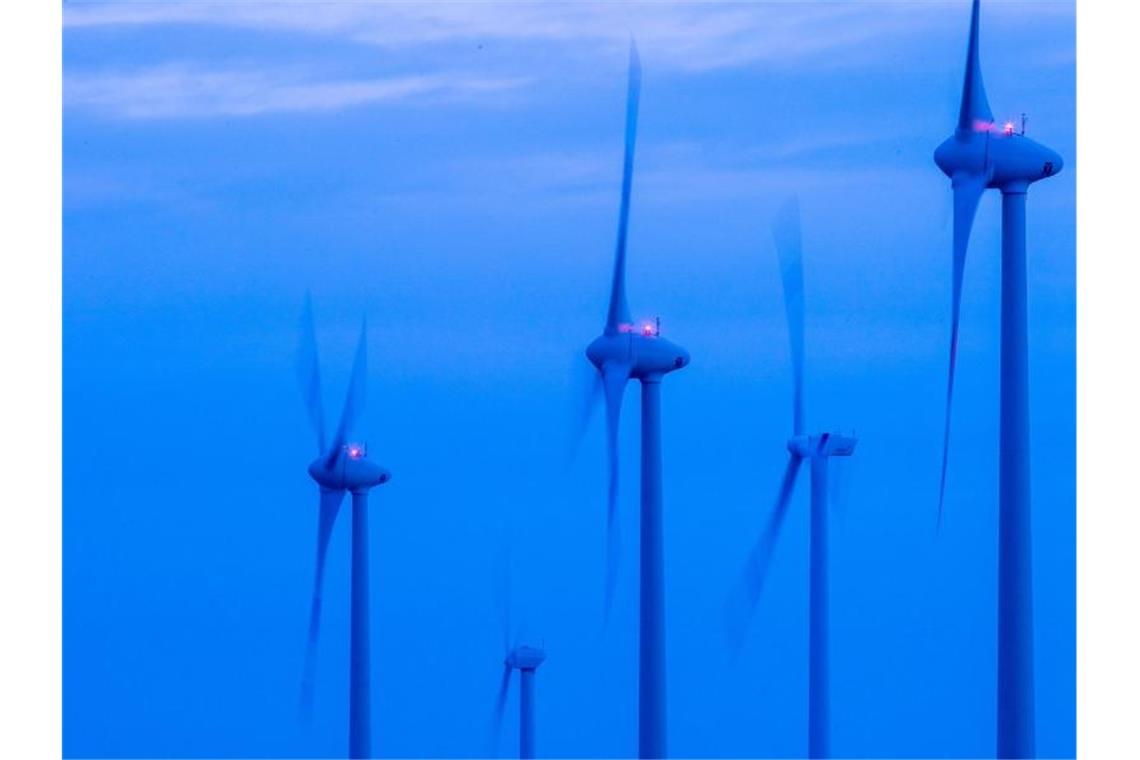 Windkraftanlagen drehen sich vor Sonnenaufgang in einem Windpark bei Kladrum. Foto: Jens Büttner/dpa-Zentralbild/dpa