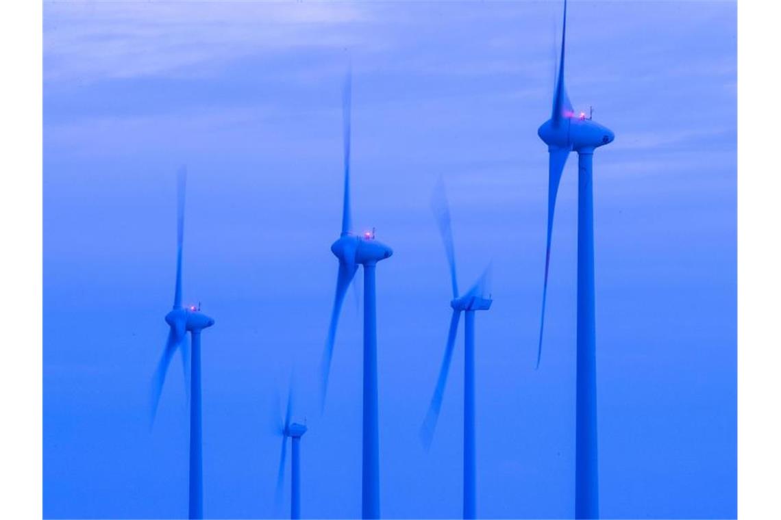 EU startet Verkauf klimafreundlicher Anleihen Windkraftanlagen drehen sich vor Sonnenaufgang in einem Windpark bei Kladrum. Foto: Jens Büttner/dpa-Zentralbild/dpa