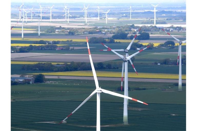 Windkraftanlagen in der Nähe der Nordseeküste bei Büsum in Schleswig-Holstein. Foto: Carsten Rehder