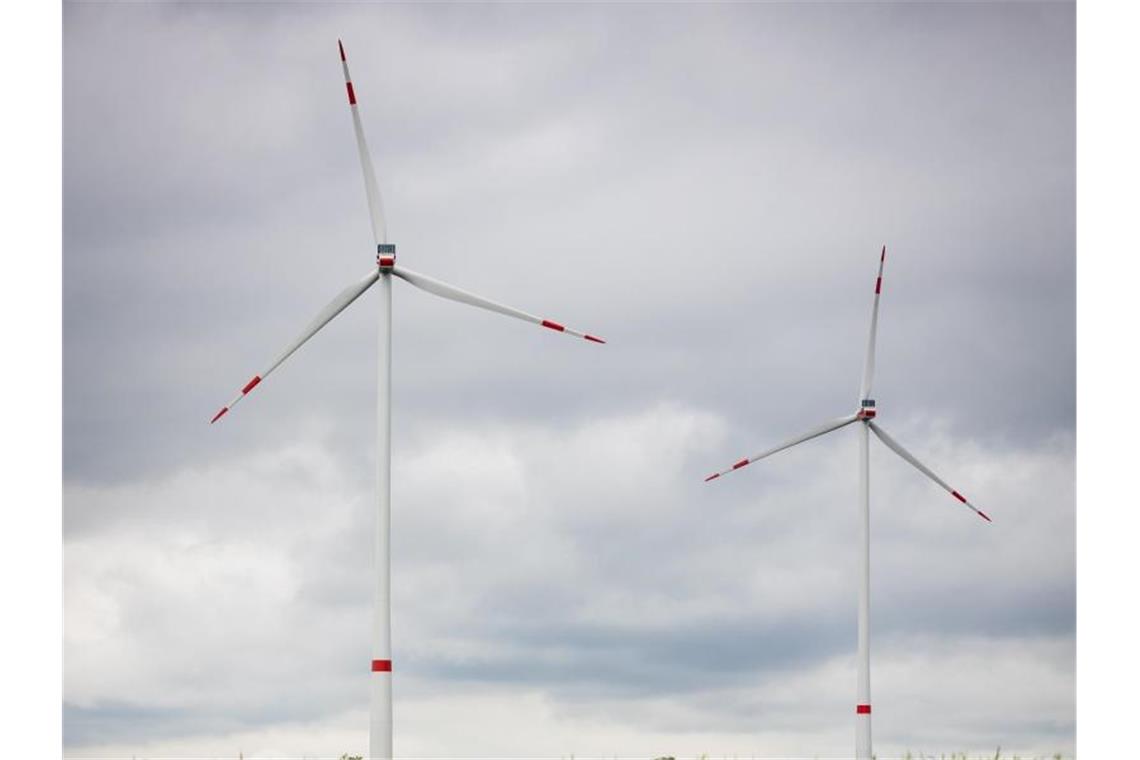 Windkraftanlagen stehen in der Landschaft. Foto: Moritz Frankenberg/dpa