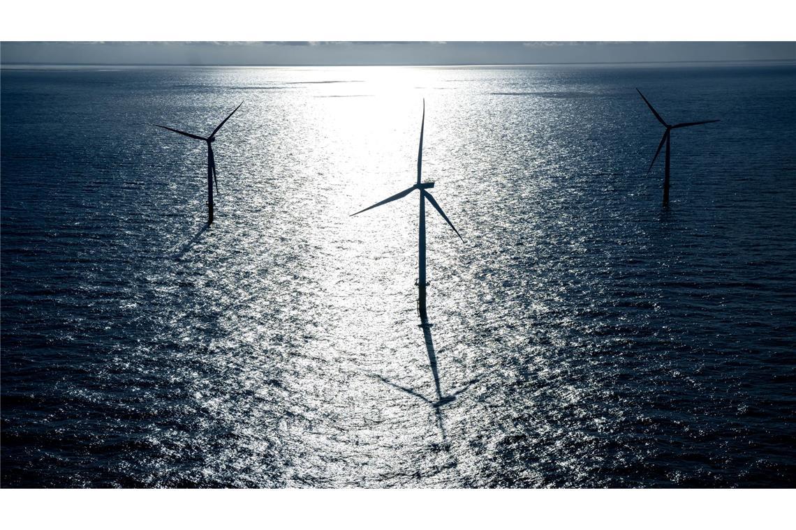 Windkraftanlagen stehen in der Nordsee. (Illustration)