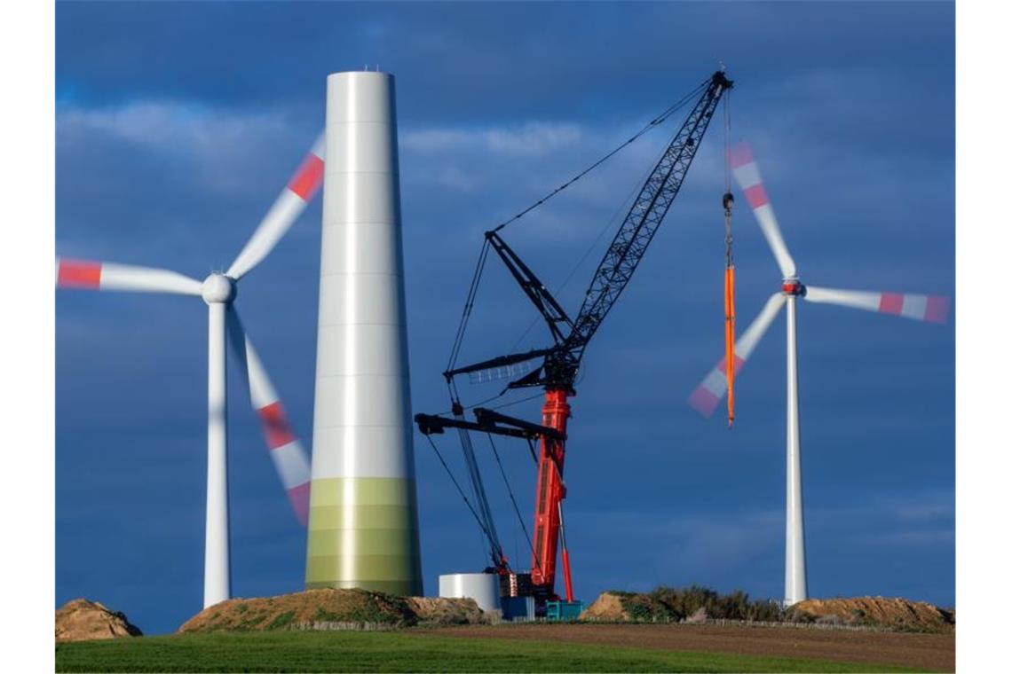 Windräder an Land und auf See produzierten von Januar bis September 2021 weniger Strom als in den ersten drei Quartalen 2020. Foto: Jens Büttner/dpa/Archivbild