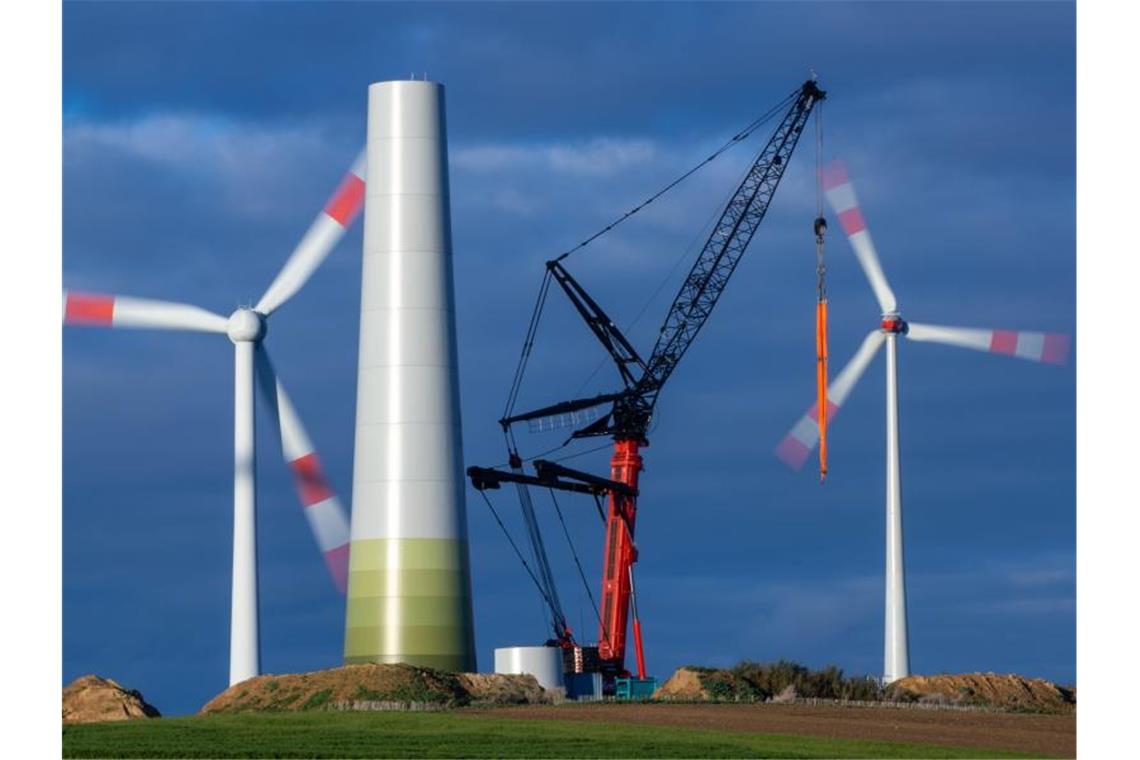 Weniger Wind - weniger Ökoenergie Windräder an Land und auf See produzierten von Januar bis September 2021 weniger Strom als in den ersten drei Quartalen 2020. Foto: Jens Büttner/dpa/Archivbild