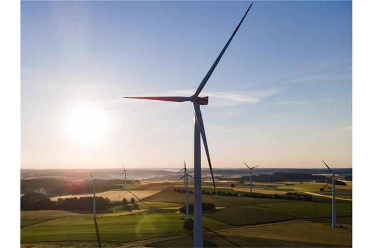 Windräder auf einem Feld in Baden-Württemberg. Deutschland droht aus Sicht des BDI den Anschluss zu verlieren, sollten Investitionsvorhaben für mehr Klimaschutz nicht beschleunigt werden. Foto: Tom Weller/dpa