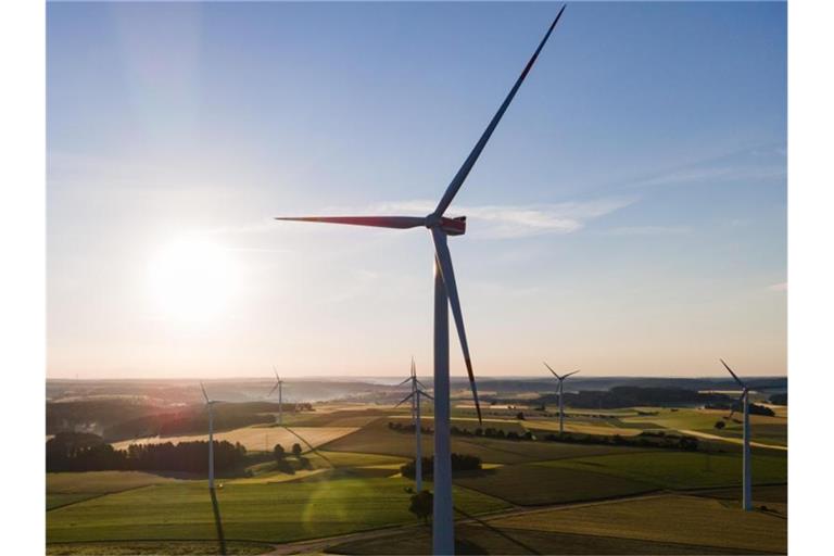 Windräder auf einem Feld in Baden-Württemberg. Deutschland droht aus Sicht des BDI den Anschluss zu verlieren, sollten Investitionsvorhaben für mehr Klimaschutz nicht beschleunigt werden. Foto: Tom Weller/dpa