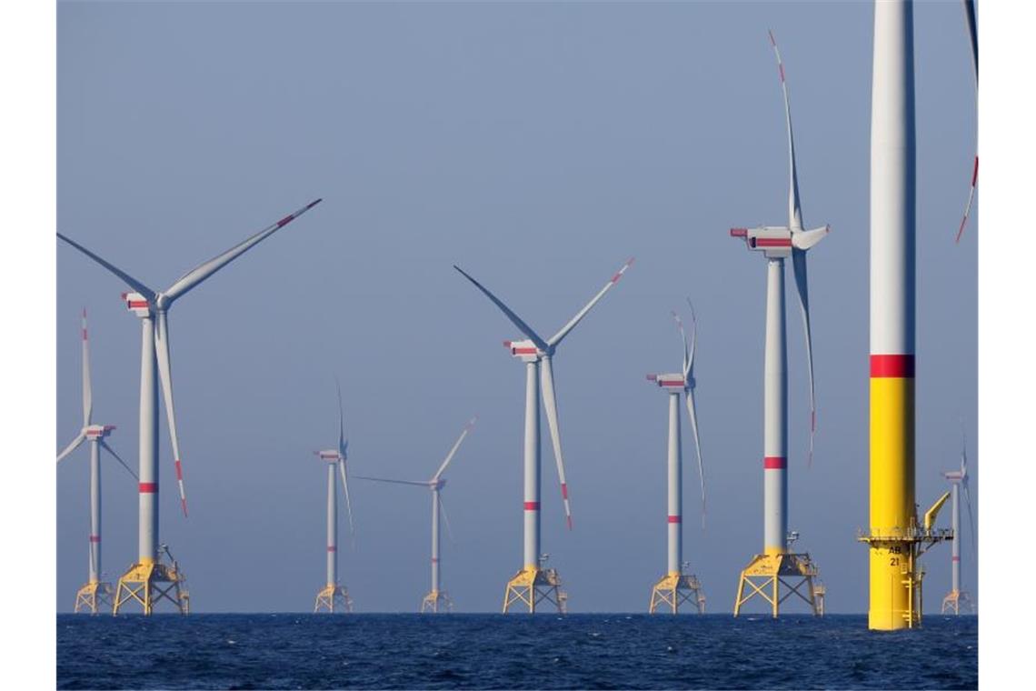 Windräder des Windparks „Wikinger“ in der Ostsee vor Rügen drehen sich. Foto: Bernd Wüstneck/zb/dpa