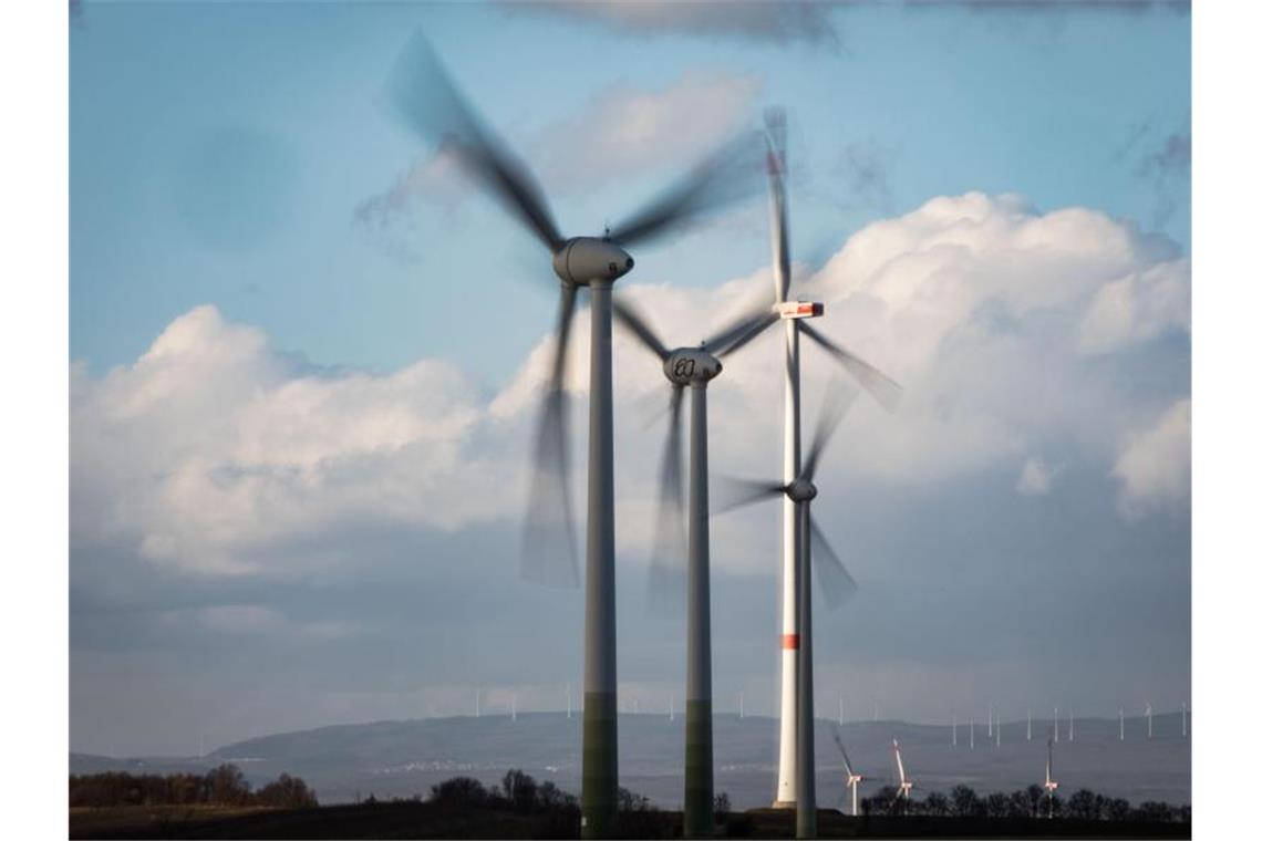 Windräder drehen sich auf einer Anhöhe in Rheinhessen. Foto: Frank Rumpenhorst/dpa