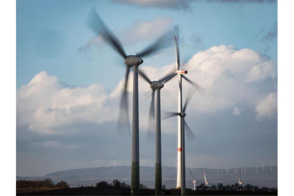 Experten: CO2-Ausstoß 2019 stark gesunken Windräder drehen sich auf einer Anhöhe in Rheinland-Pfalz. Weniger Kohlestrom und mehr Windkraft haben 2019 den CO2-Ausstoß verringert. Foto: Frank Rumpenhorst/dpa