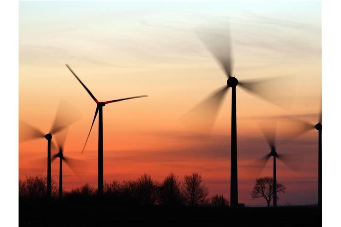 Windräder drehen sich in Sachsen-Anhalt. Wie geht es weiter mit alten Windkraftanlagen, die bald aus der Förderung fallen? Ein runder Tisch will beraten. Foto: Jan Woitas/dpa-Zentralbild/dpa