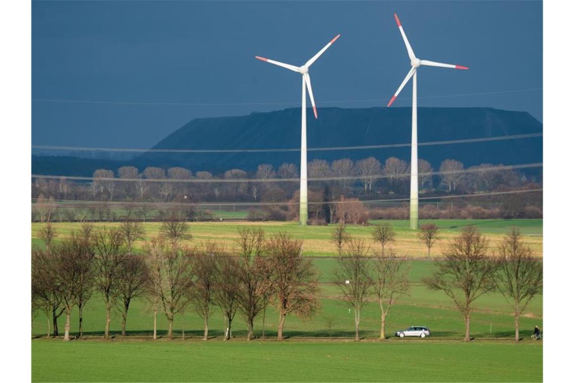 160 neue Windräder auf dem Meer - Politik bremst Wachstum Windräder in Nähe der Gemeinde Beckedorf im Landkreis Schaumburg. Der Bau neuer Windräder an Land ist 2019 in Deutschland auf den tiefsten Stand seit mehr als 20 Jahren eingebrochen. Foto: Julian Stratenschulte/dpa