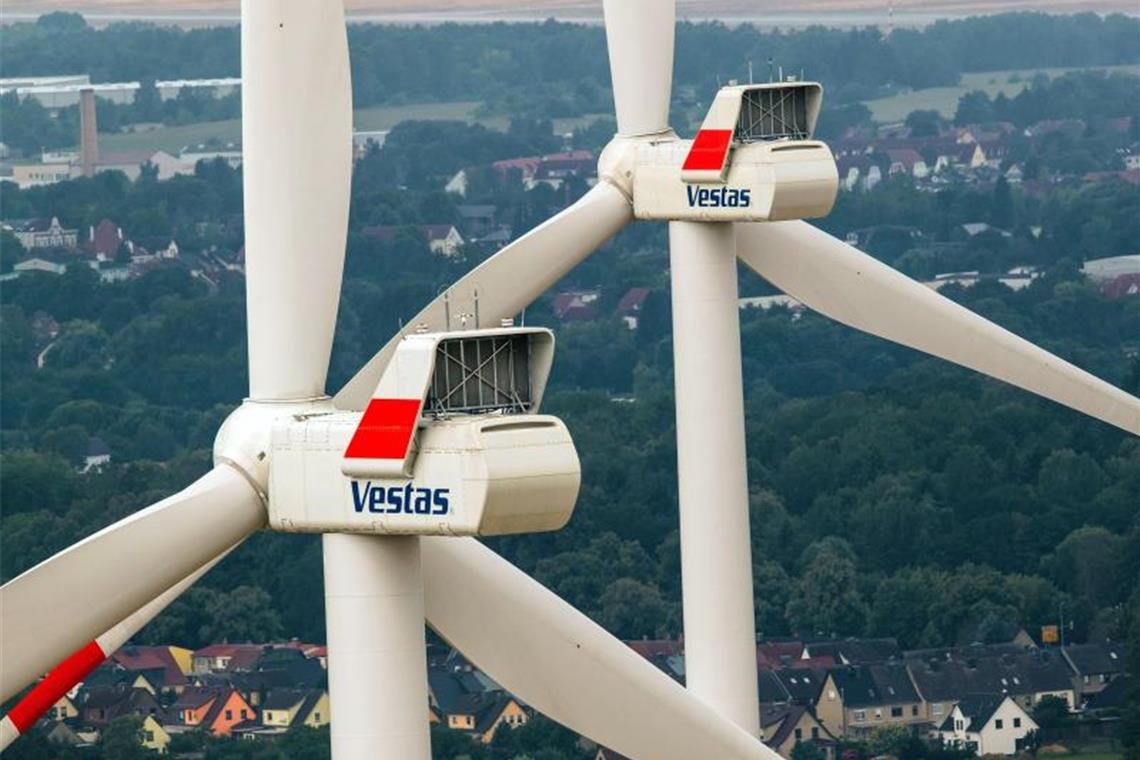 Windräder mit einer Höhe von bis zu 200 Metern drehen sich in einem Windpark bei Parchim. Der Widerstand von Anwohnern gegen die riesigen Anlagen wächst. Foto: Jens Büttner/zb/dpa