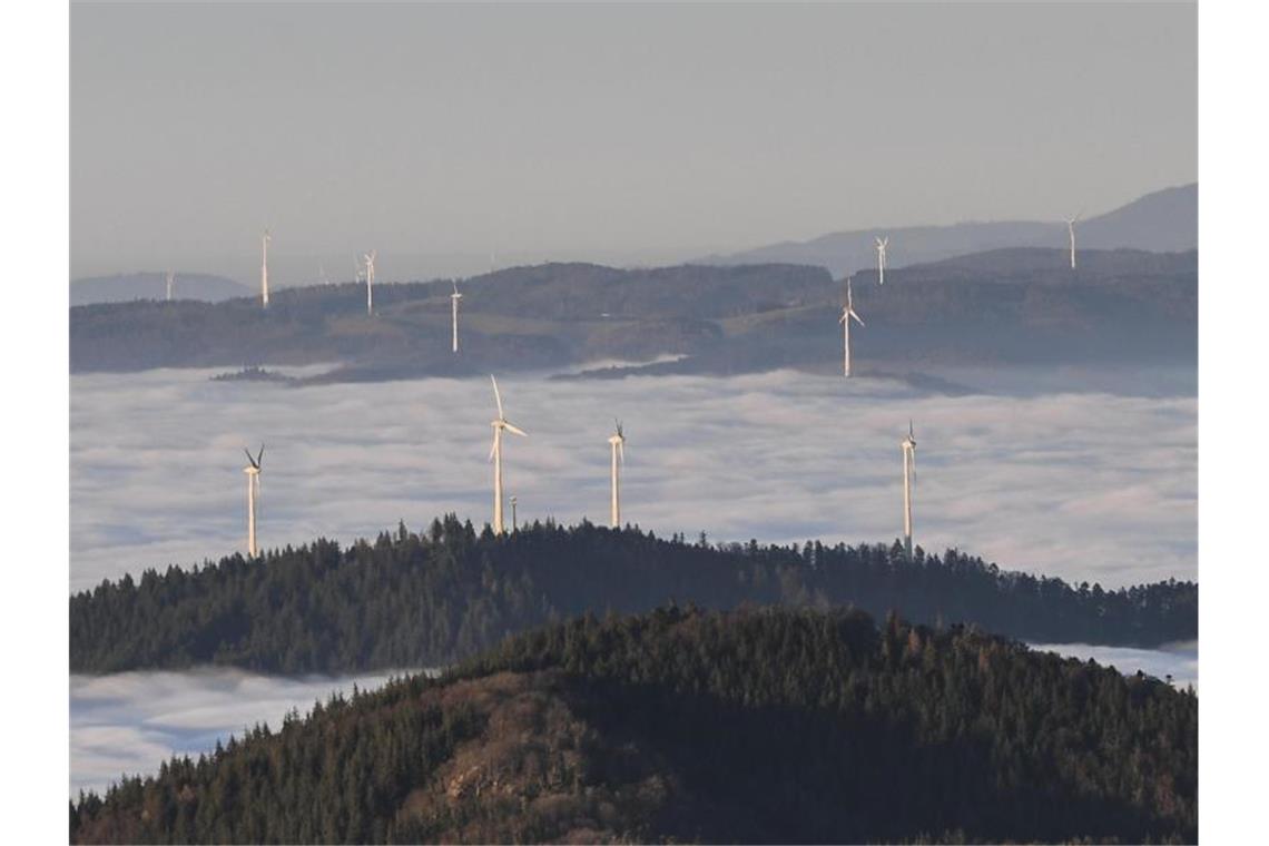 Einbruch des Windkraftausbaus: Südwesten hinkt hinterher Windräder stehen auf den Schwarzwaldkuppen und ragen über das Nebelmeer hinaus. Foto: Patrick Seeger/dpa/Archivbild