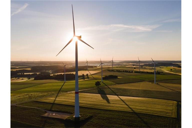 Windräder stehen bei Sonnenaufgang auf einem Feld in Steinenkirch. Foto: Tom Weller/dpa/Archivbild