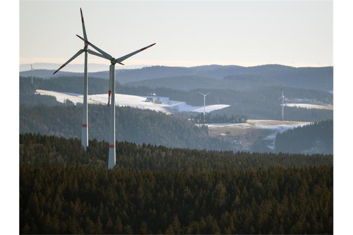 28 Windenergieanlagen im Jahr 2021 im Südwesten errichtet Windräder stehen im Schwarzwald rund um den Kandel im Sonnenschein. Foto: Patrick Seeger/dpa/Archivbild