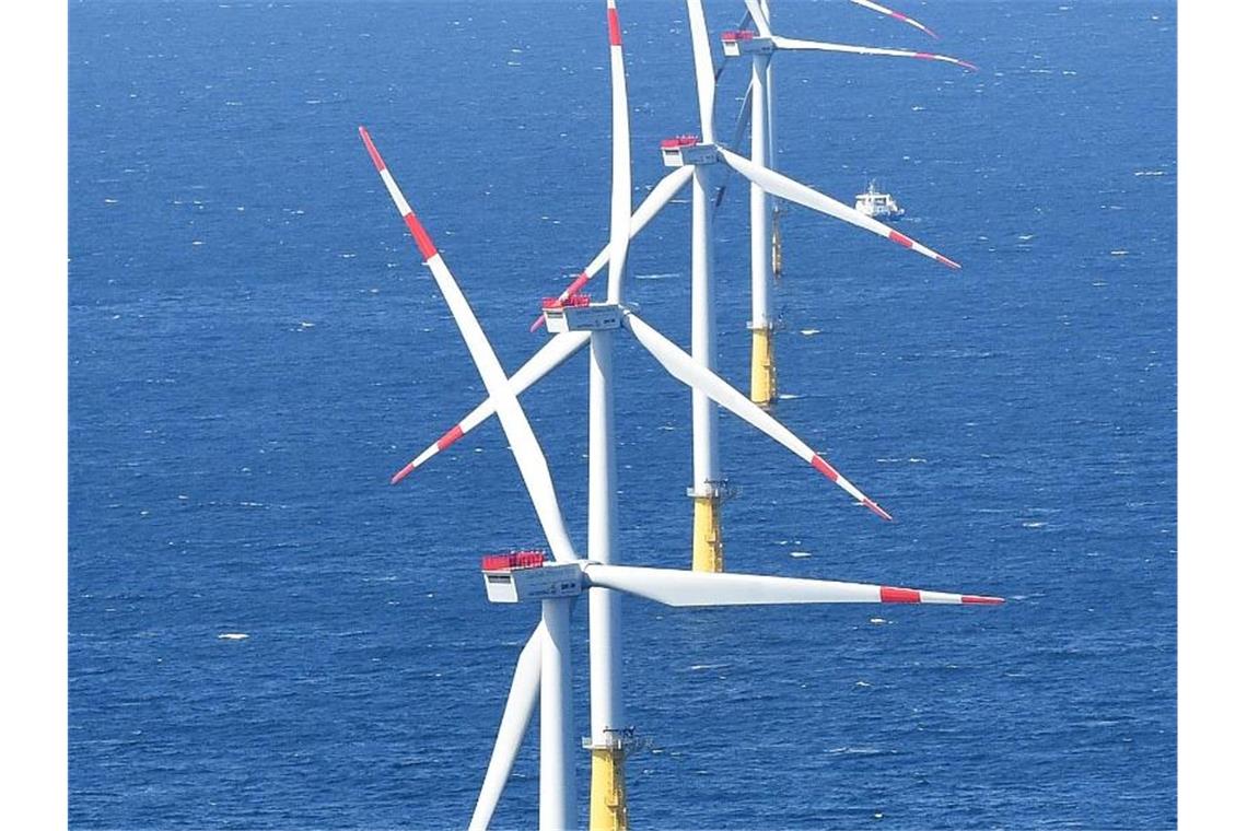 Neuer Nordsee-Windpark von EnBW liefert ersten Strom Windräder stehen in der Nordsee. Foto: Christian Charisius/Archivbild