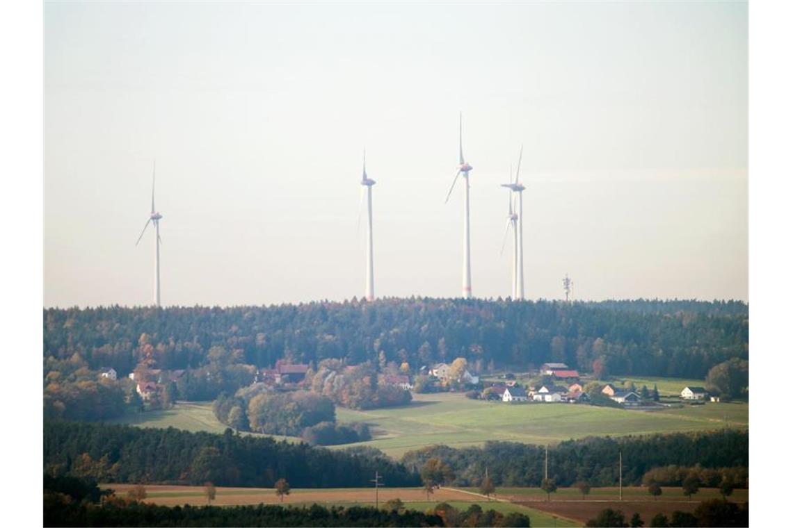 Habeck: Deutschland könnte Klimaziele bis 2023 verfehlen Windräder stehen in einem Wald in Bayern. (Symbolbild). Foto: Daniel Karmann/dpa