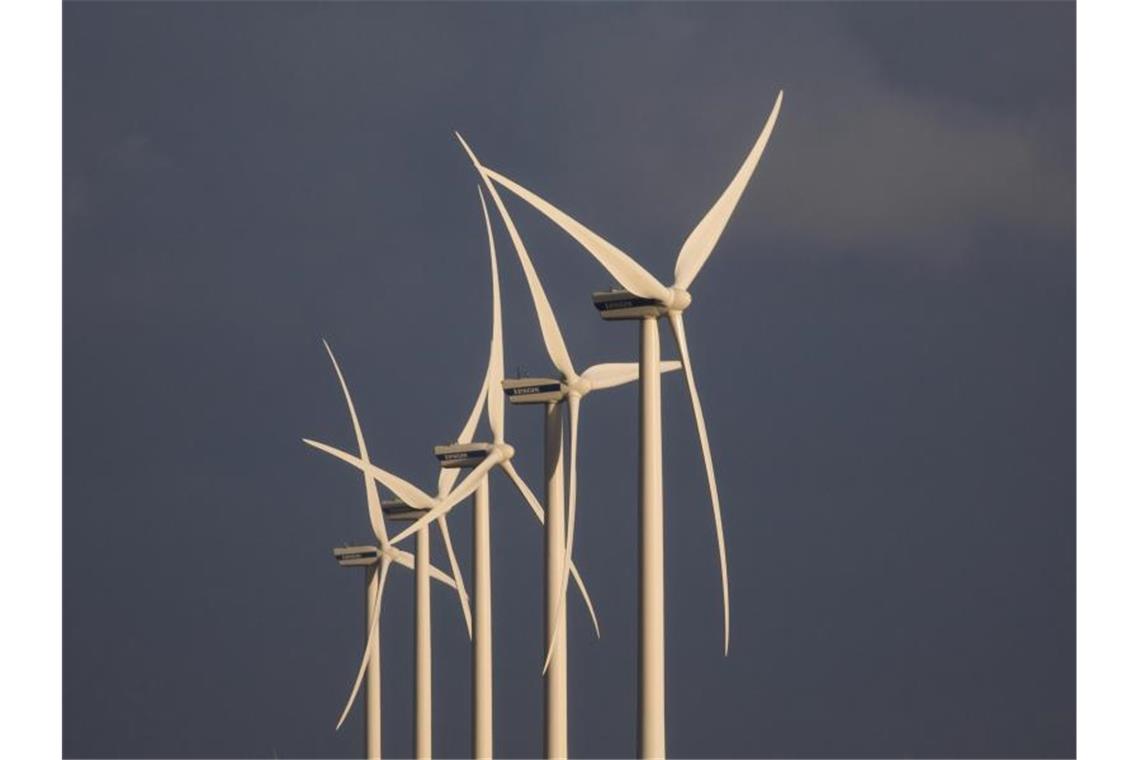 Windräder stehen in einem Windpark bei Süderlügum in Schleswig-Holstein. Foto: Christian Charisius/dpa