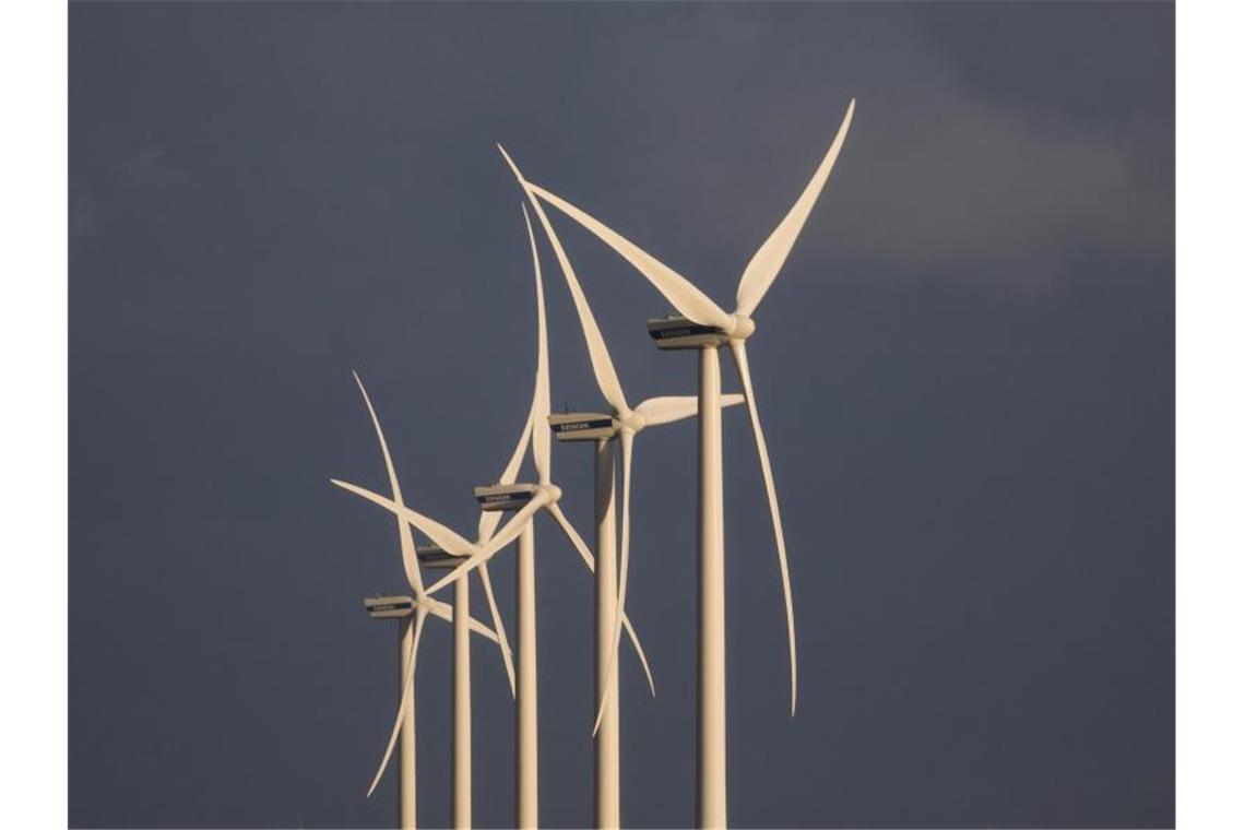 Zu wenige Offshore-Anlagen? Die Windbranche macht Druck Windräder stehen in einem Windpark bei Süderlügum in Schleswig-Holstein. Foto: Christian Charisius/dpa