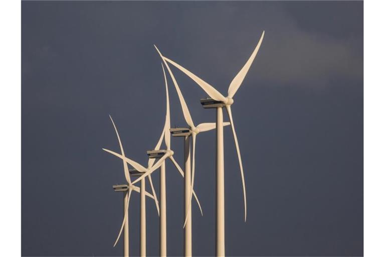 Windräder stehen in einem Windpark bei Süderlügum in Schleswig-Holstein. Foto: Christian Charisius/dpa
