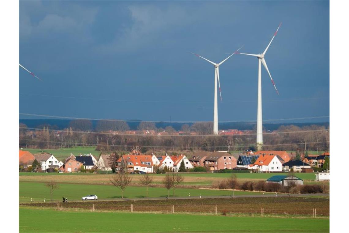 Krise im Windkraft-Ausbau - Jobs und Klimaziele in Gefahr Windräder stehen nahe der Gemeinde Beckedorf in Niedersachsen. Die Ausbaukrise bei der Windkraft an Land hat sich 2019 verschärft. Foto: Julian Stratenschulte/dpa