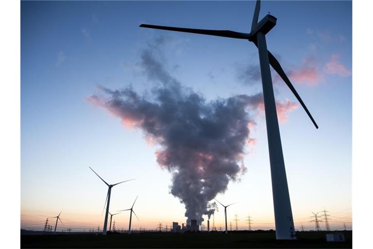 Windräder und Braunkohlekraftwerk. Die angestrebte Energiewende gibt es nicht umsonst. Foto: Federico Gambarini/dpa