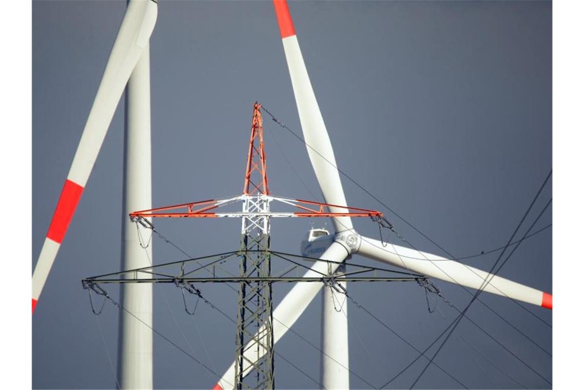 EEG-Umlage wäre drastisch gestiegen Windräder und ein Strommast stehen in Erkelenz. Die EEG-Umlage zur Förderung des Ökostroms wäre im nächsten Jahr auf ein Rekordhoch gestiegen - allerdings hat die Bundesregierung bereits eine Deckelung angekündigt. Foto: David Young/dpa