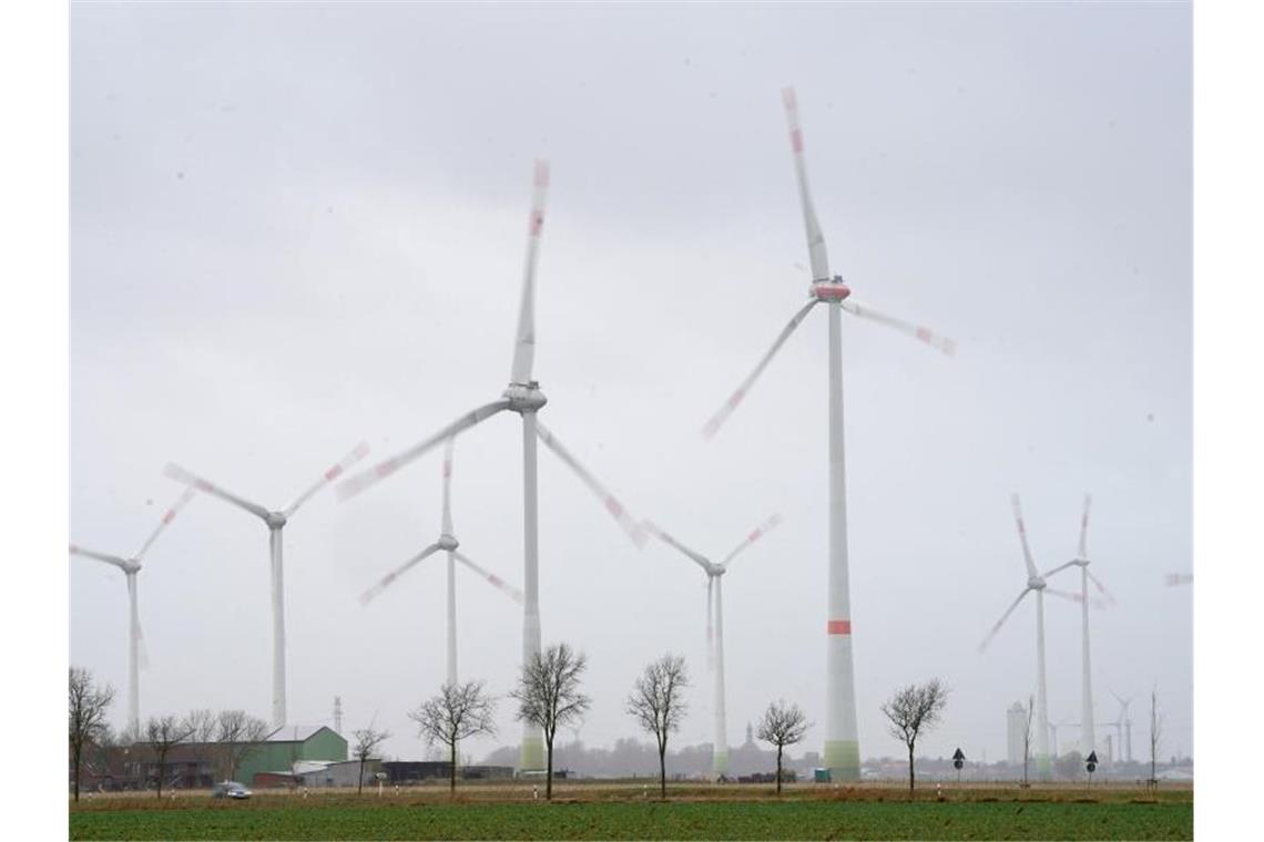 Kommt abgeschaffte EEG-Umlage bei Kunden an? Windräder - Wann fällt die Umlage nach dem Erneuerbare-Energien-Gesetz (EEG)?. Foto: Marcus Brandt/dpa
