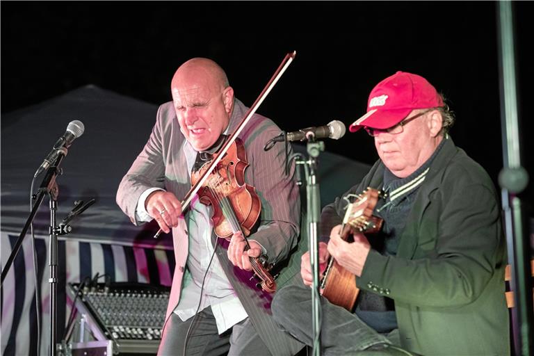 Winfried Burr (Geige) und Siegfried Klaiber (Gitarre) bürsten Bekanntes gegen den Strich und spielen auch Eigenkompositionen. Das Publikum hat seinen Spaß dabei. Foto: A. Becher