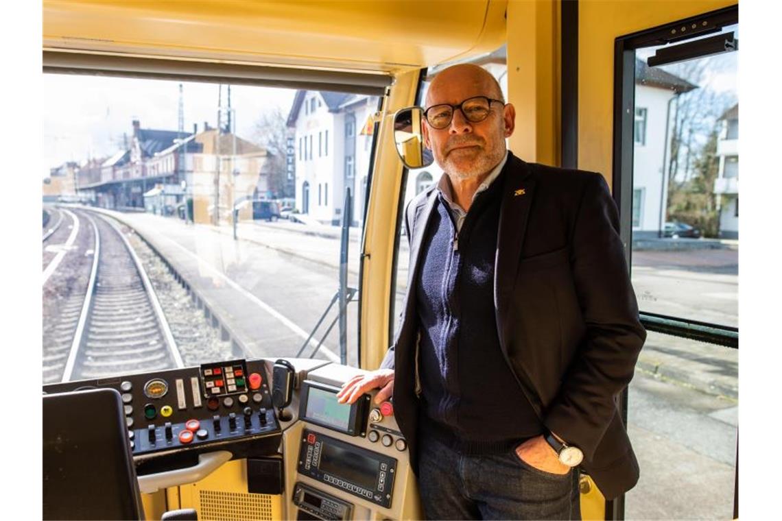 Winfried Hermann (Bündnis 90/ Die Grünen) steht in einem Triebwagen der AVG. Foto: Philipp von Ditfurth/dpa/Archivbild