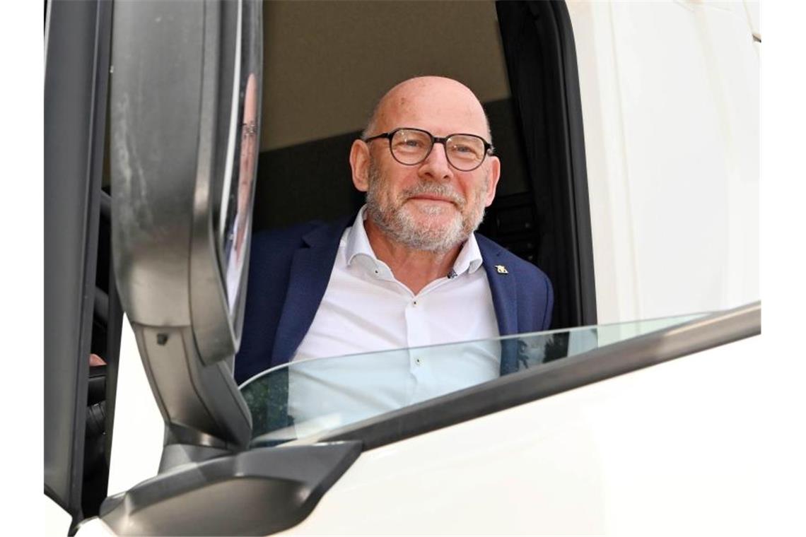 Winfried Hermann (Bündnis 90/ Die Grünen), Verkehrsminister von Baden-Württemberg, lächelt. Foto: Uli Deck/dpa