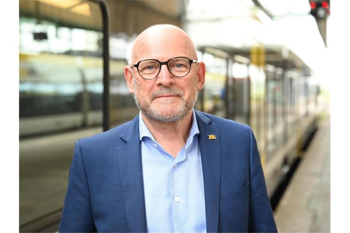 Winfried Hermann (Bündnis 90/Die Grünen), der Verkehrsminister von Baden-Württemberg, schaut in die Kamera. Foto: Bernd Weißbrod/dpa