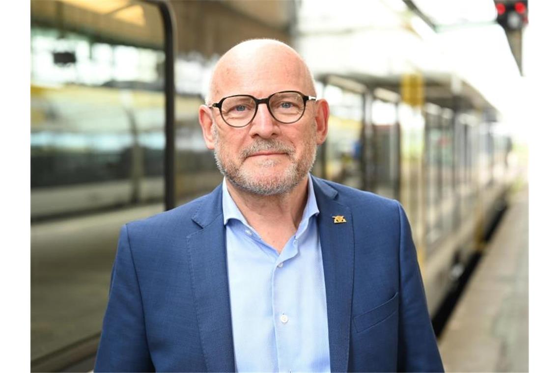 „Bitte wenden“: Verkehrsminister will weniger Autos auf Land Winfried Hermann (Bündnis 90/Die Grünen), der Verkehrsminister von Baden-Württemberg, schaut in die Kamera. Foto: Bernd Weißbrod/dpa