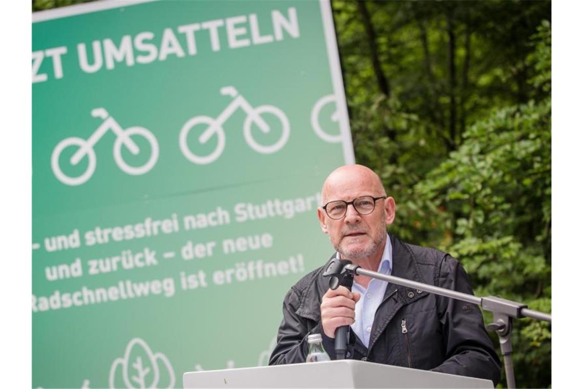 Verkehrsminister will beim Autoverkehr auf Bremse treten Winfried Hermann (Bündnis 90/Die Grünen). Foto: Christoph Schmidt/Archivbild