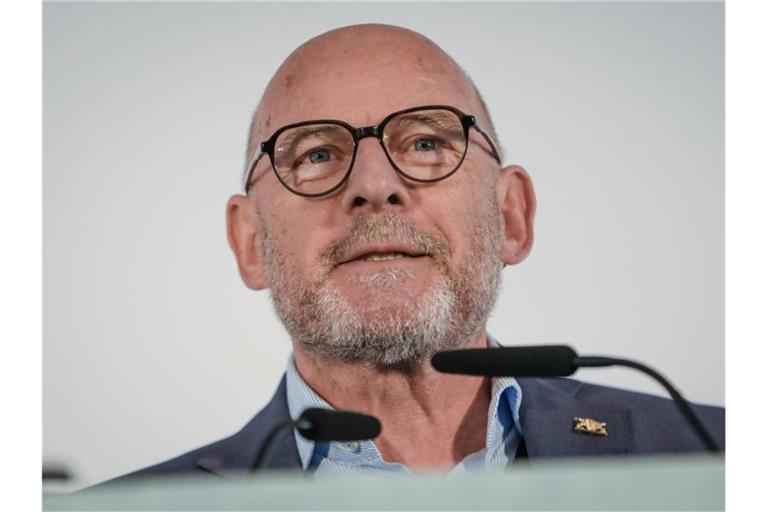 Winfried Hermann (Bündnis 90/Die Grünen) spricht am Rednerpult. Foto: Christoph Schmidt/Archiv