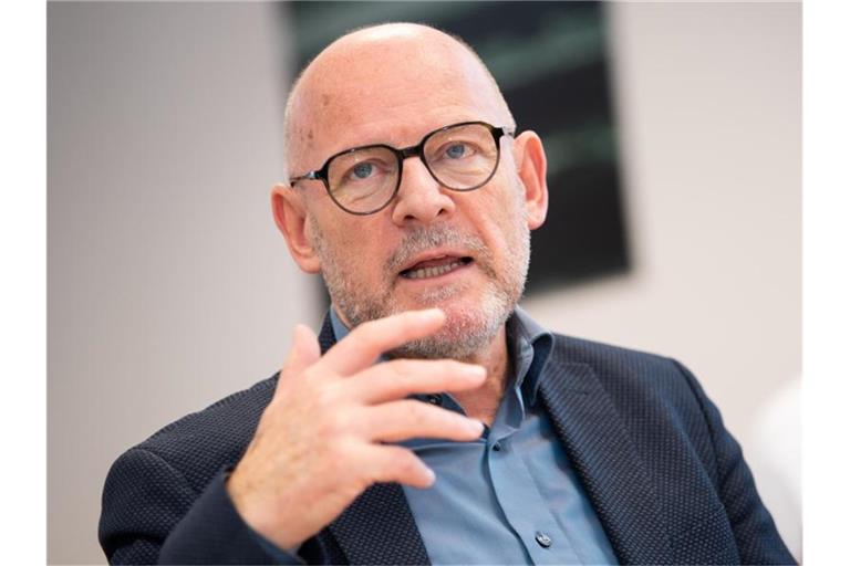 Winfried Hermann (Bündnis 90/Die Grünen) spricht bei einer Pressekonferenz. Foto: Tom Weller/dpa/Archivbild