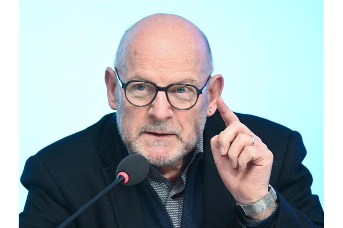 Großer Sanierungsstau bei Straßenbrücken im Land Winfried Hermann (Bündnis 90/Die Grünen) spricht. Foto: Bernd Weißbrod/dpa
