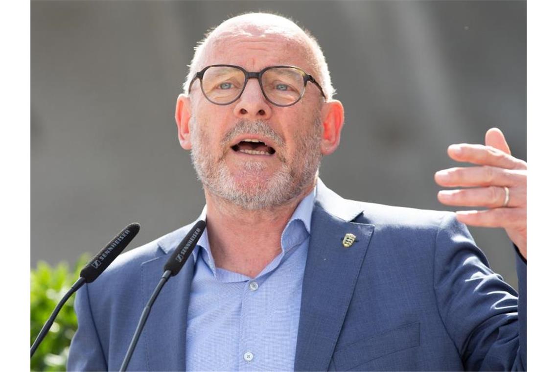 Winfried Hermann (Bündnis 90/Die Grünen) spricht während einer Pressekonferenz. Foto: Tom Weller/dpa/Archivbild