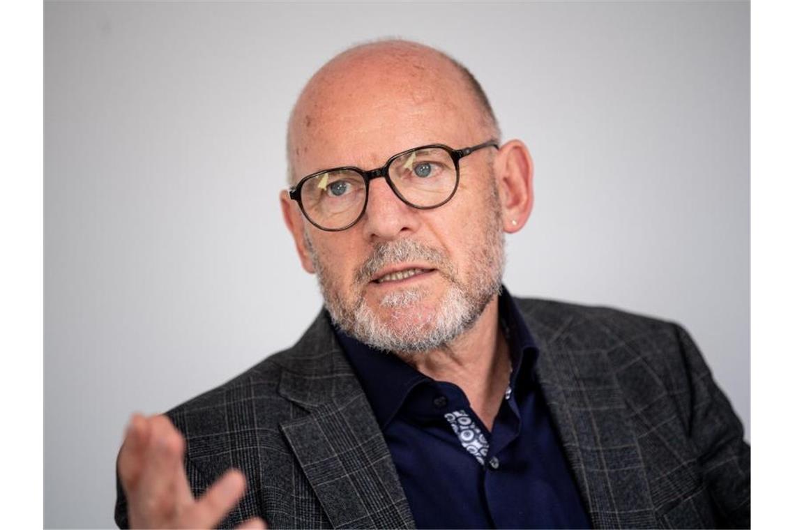 Schub für die Schiene: Mehr Geld für den Nahverkehr Winfried Hermann (Bündnis 90/Die Grünen), Verkehrsminister von Baden-Württemberg, spricht. Foto: Fabian Sommer/dpa
