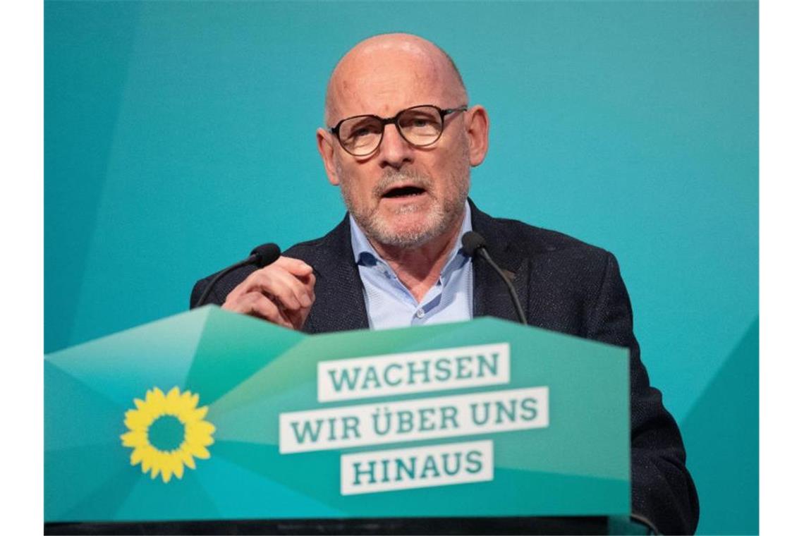 Technik zum Schutz vor Auffahrunfällen entwickelt Winfried Hermann (Bündnis 90/Die Grünen), Verkehrsminister von Baden-Württemberg, spricht. Foto: Marijan Murat/dpa